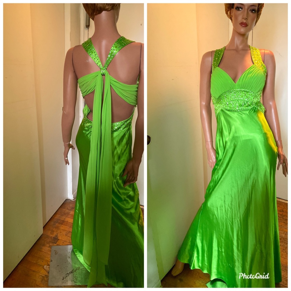Adrianna Papell Hailey green gown beaded on top size 6 New With Tags gown